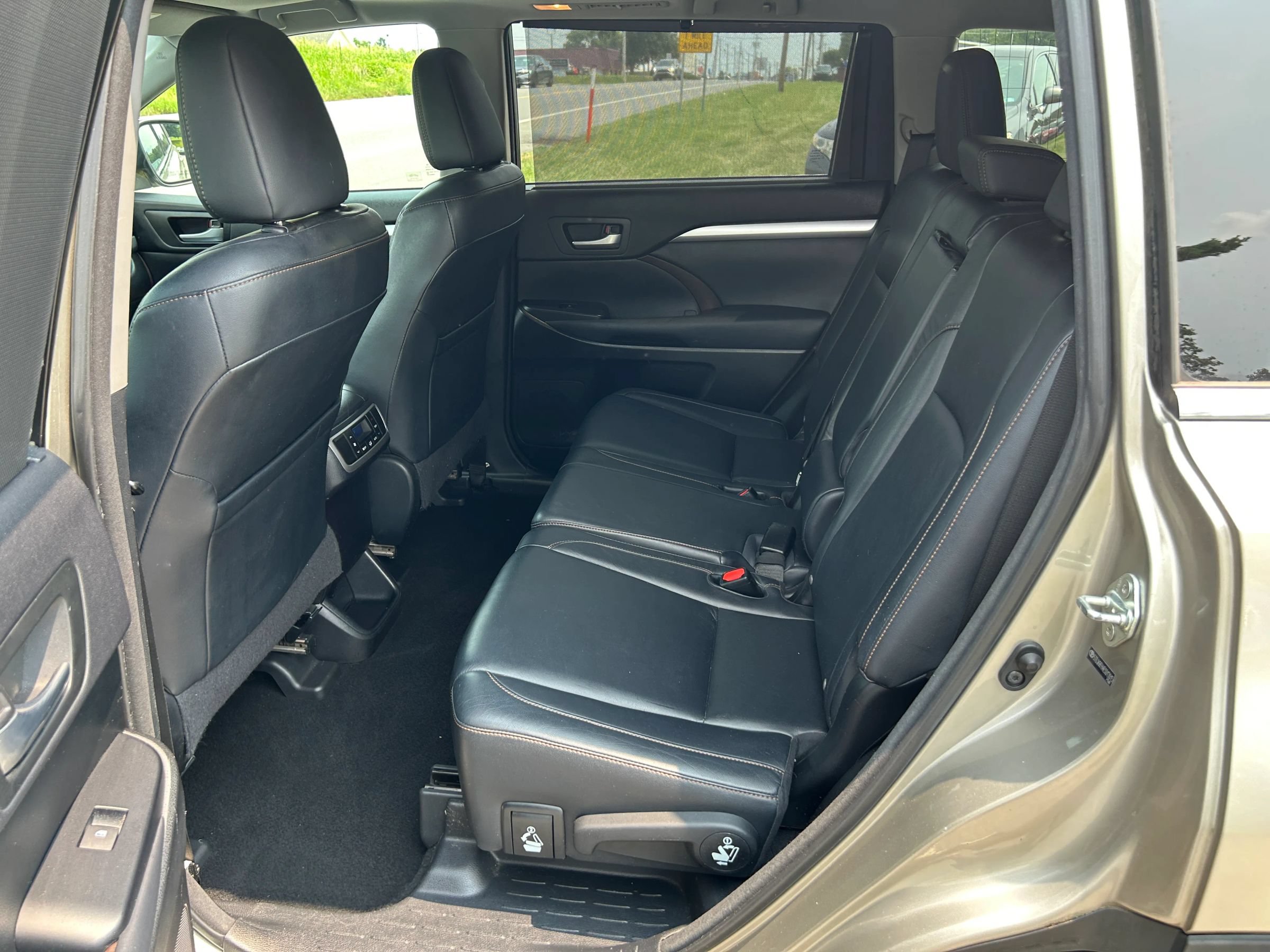 Used 2014 Toyota Highlander XLE AWD/4WD image 14