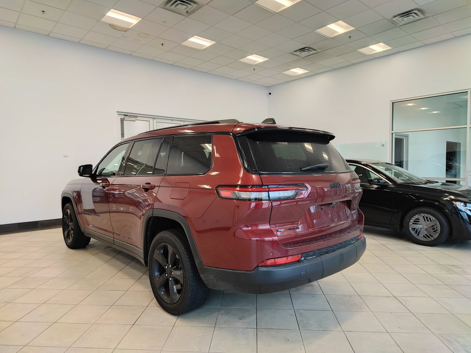 Used 2022 Jeep Grand Cherokee L Limited w/ Black Appearance Package AWD/4WD image 4