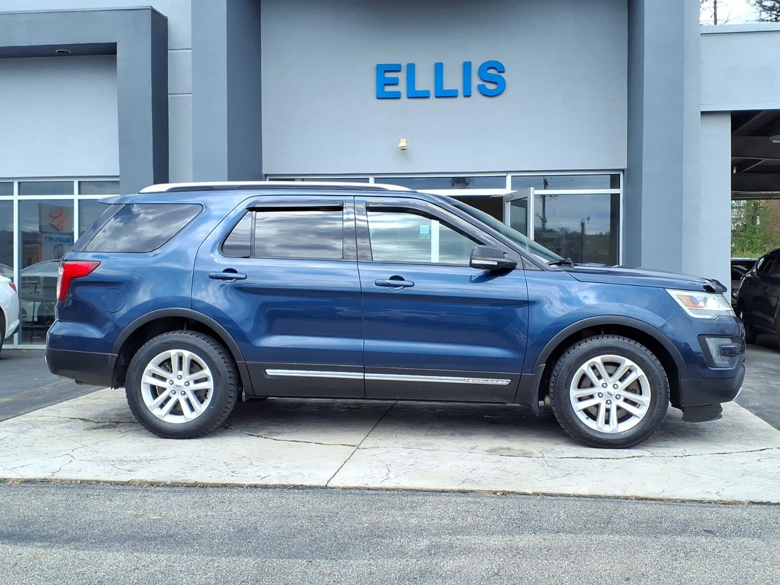 Used 2016 Ford Explorer XLT FWD image 2