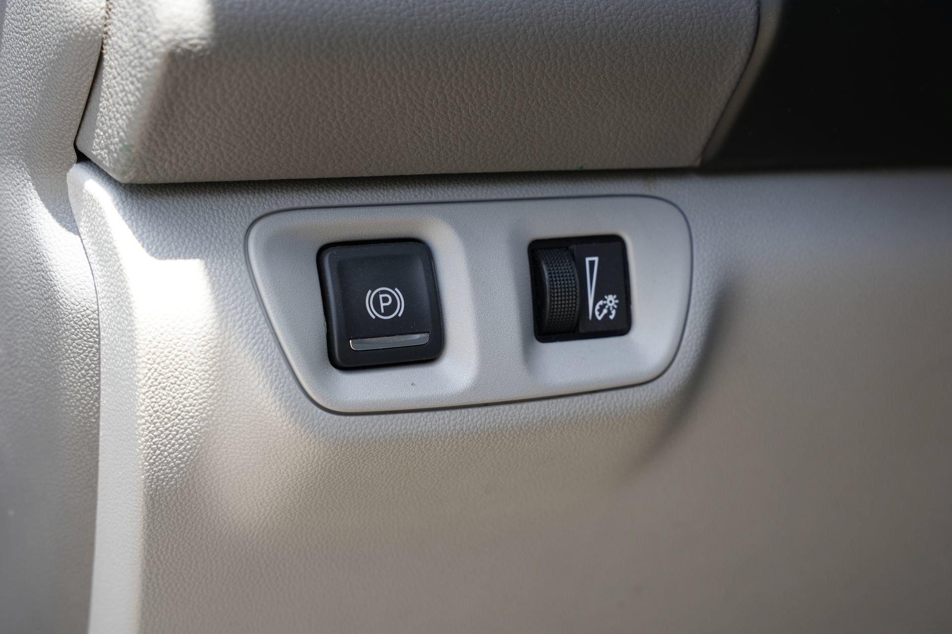 Used 2018 GMC Acadia SLE w/ Driver Alert Package I FWD image 15