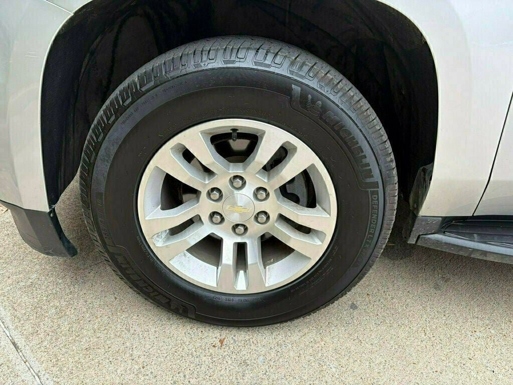 Used 2018 Chevrolet Suburban LT AWD/4WD image 38
