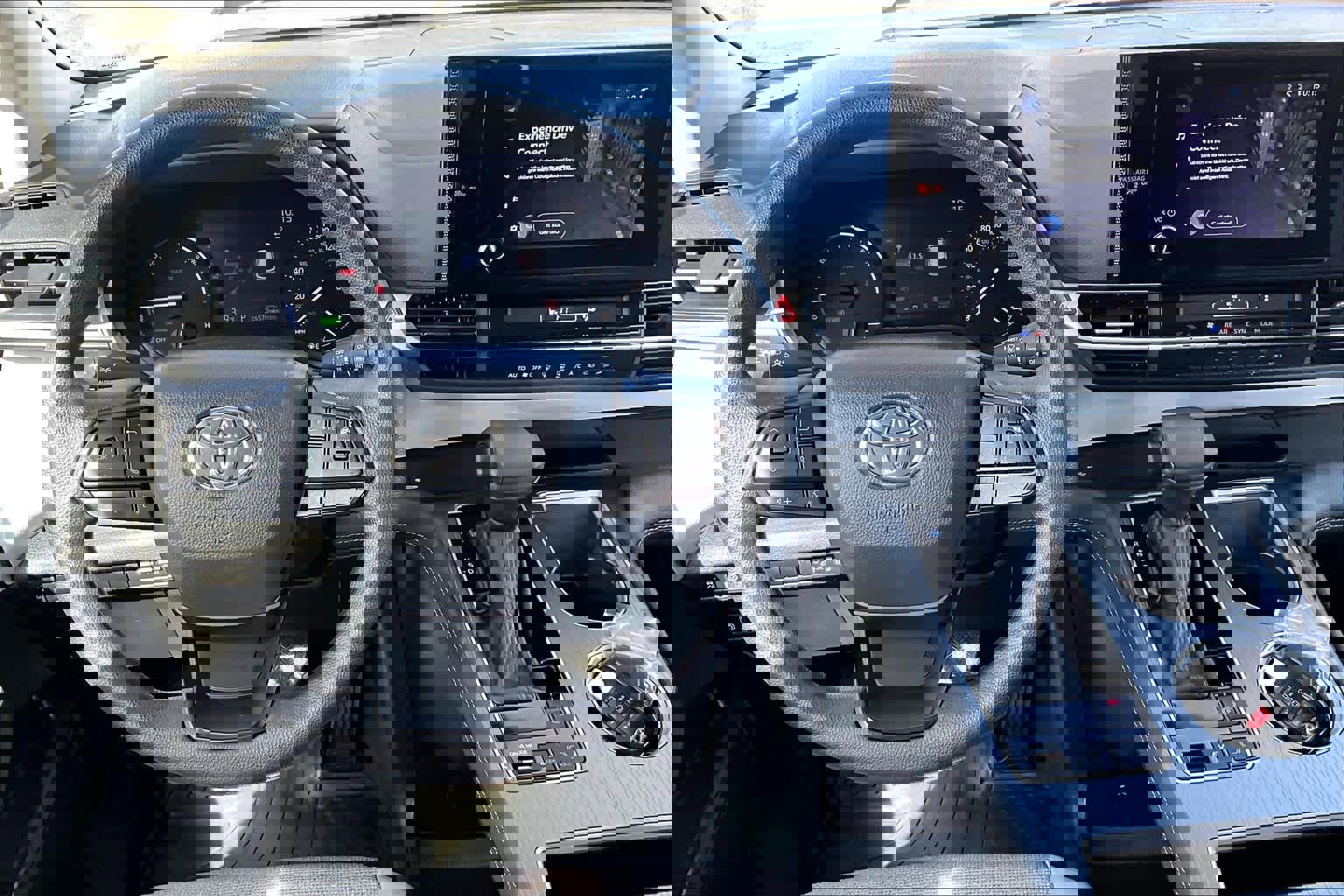 Used 2025 Toyota Sienna LE w/ LE Plus Package image 6