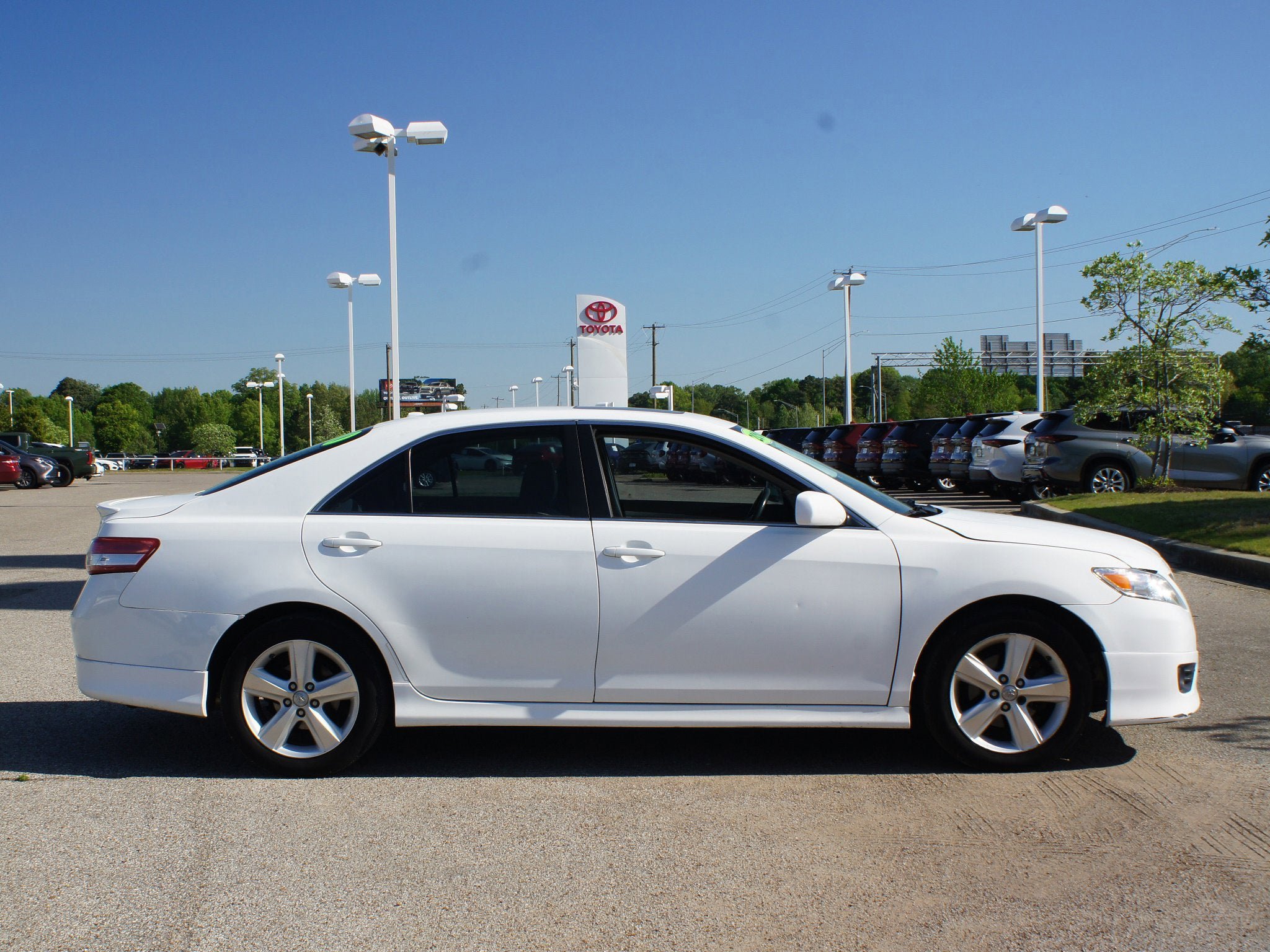 Used 2010 Toyota Camry SE FWD image 13