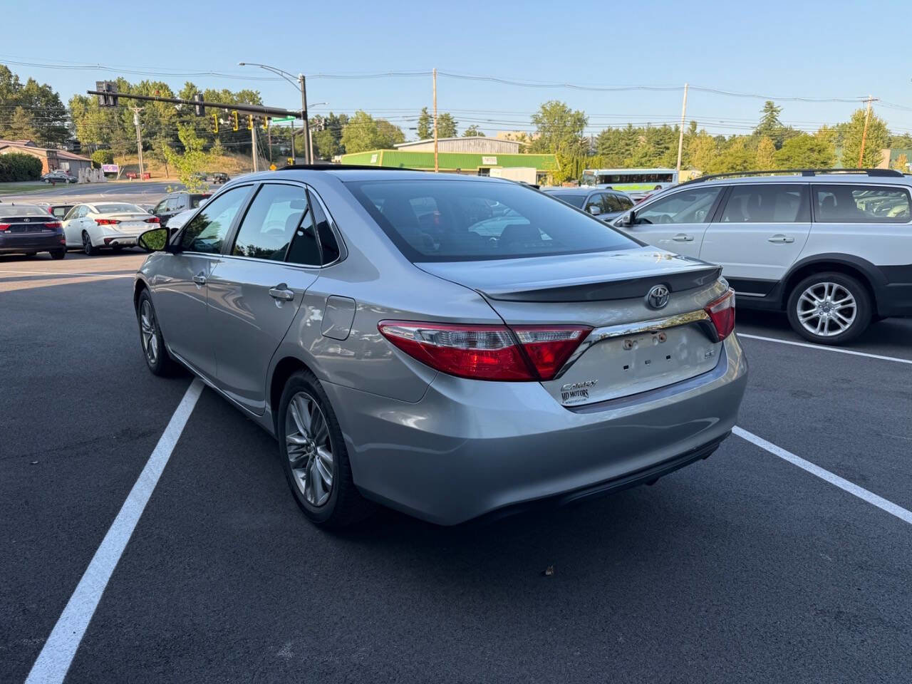 Used 2016 Toyota Camry SE w/ Moonroof Package image 8