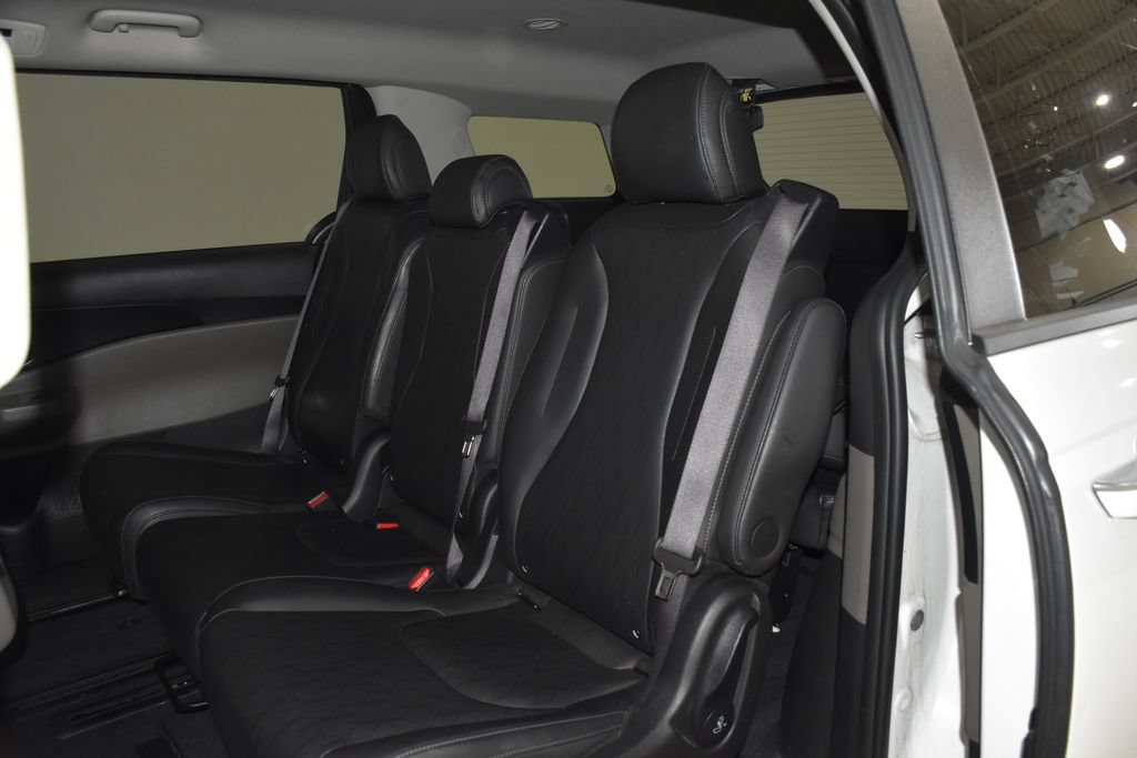 Used 2025 Kia Carnival FWD image 30