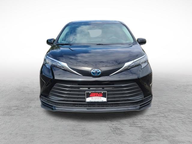 Certified 2025 Toyota Sienna LE FWD image 2