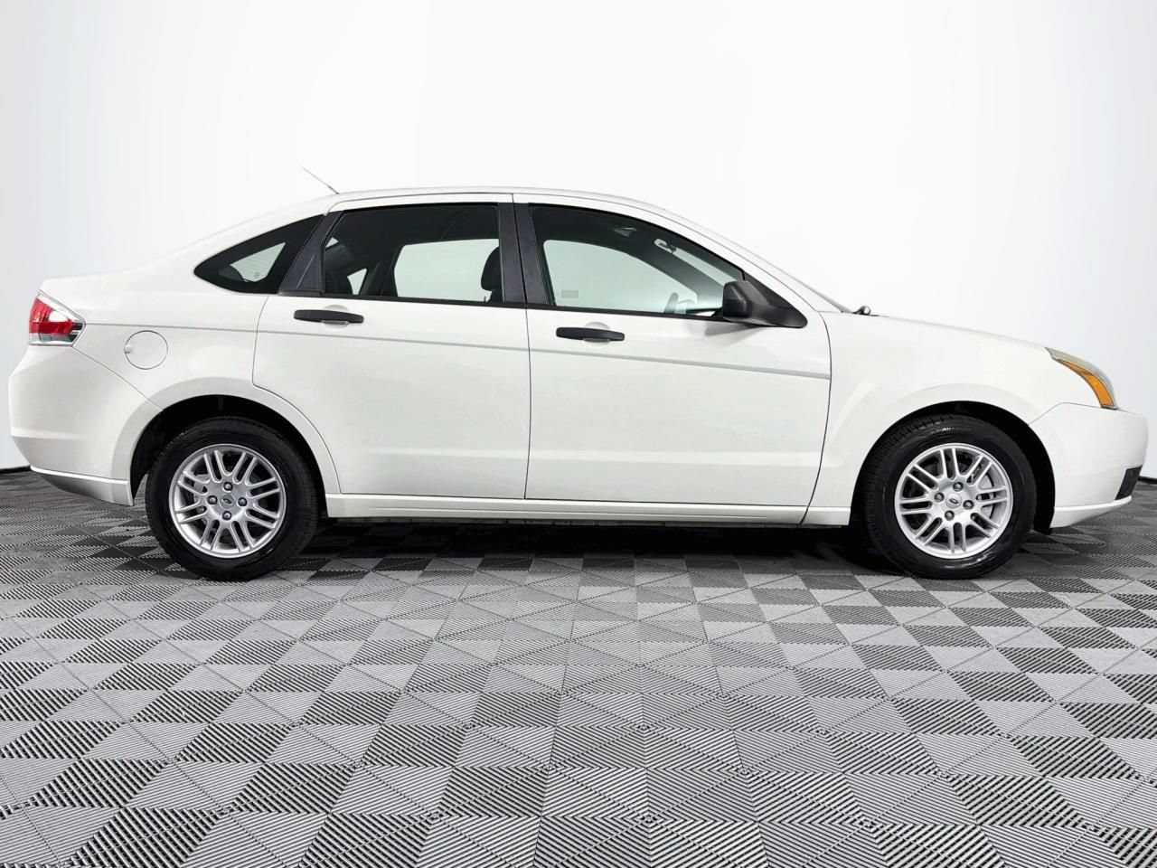 Used 2010 Ford Focus SE FWD image 25