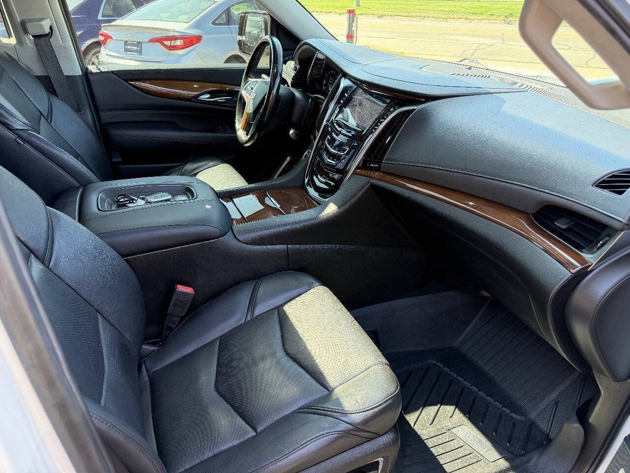 Used 2018 Cadillac Escalade Luxury AWD/4WD image 8