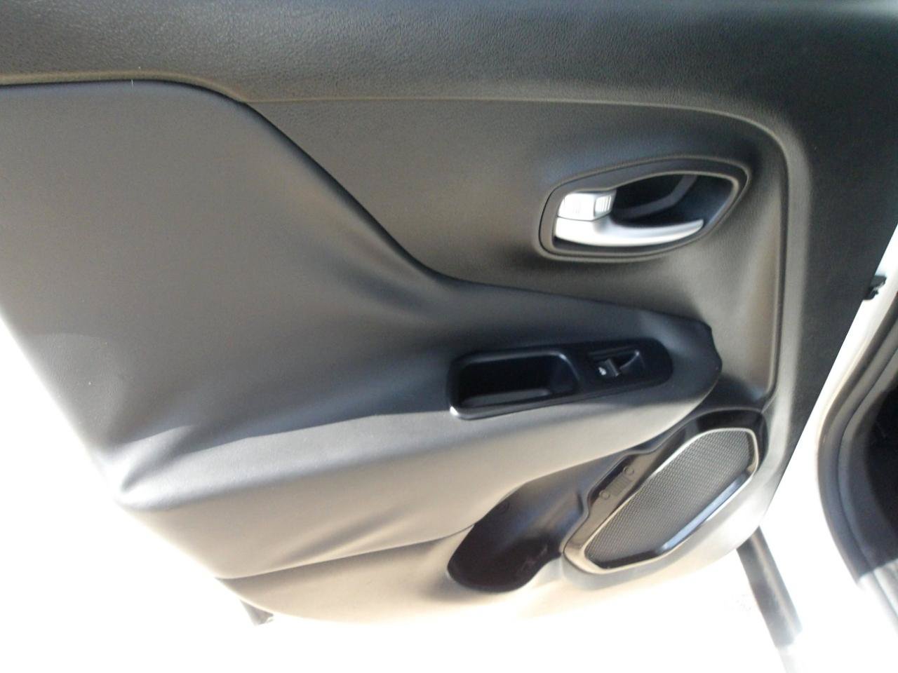 Used 2018 Jeep Renegade Altitude FWD image 16