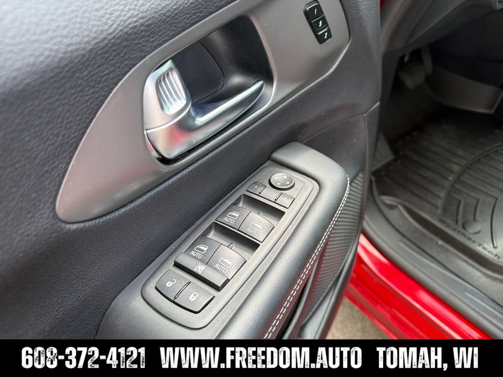 Used 2025 Chrysler Pacifica Select FWD image 19