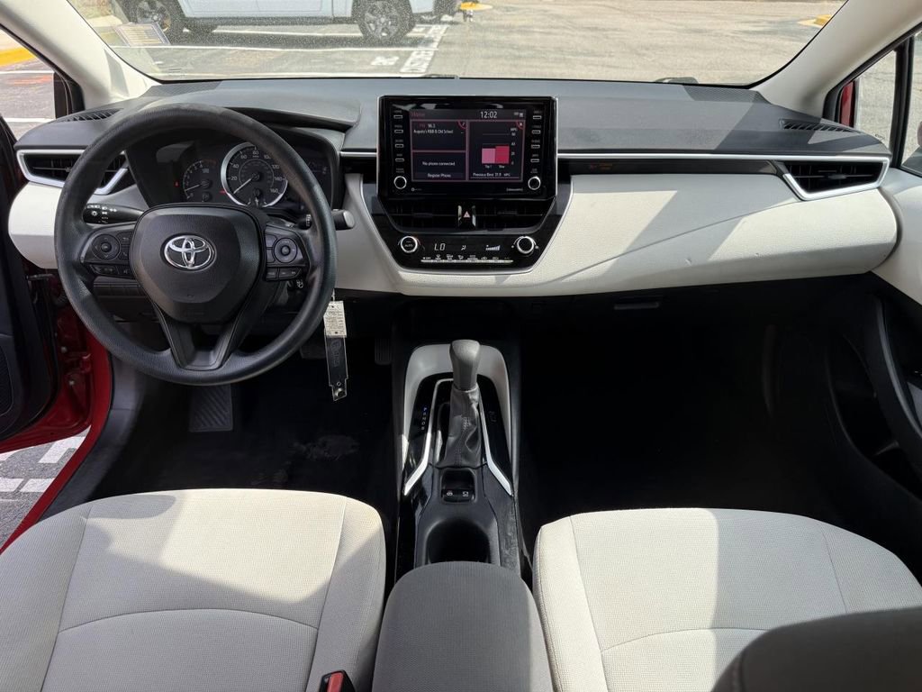 Used 2021 Toyota Corolla LE image 3