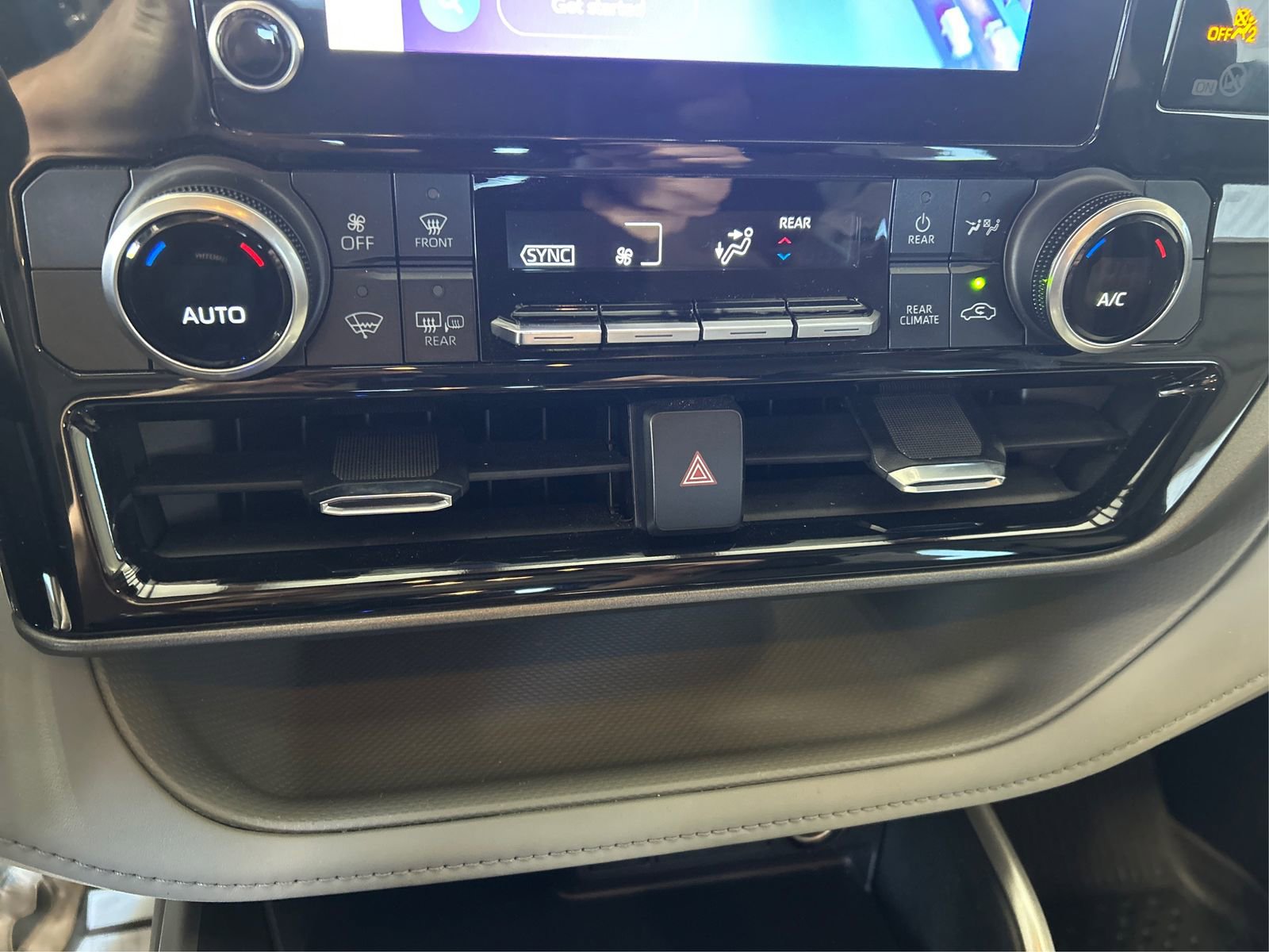 Used 2023 Toyota Highlander LE AWD/4WD image 26