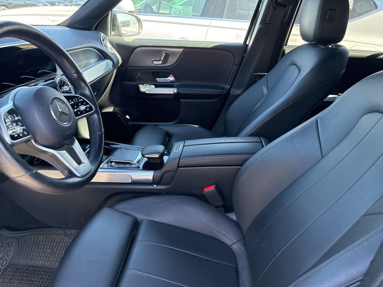 Used 2021 Mercedes-Benz GLB 250 w/ Premium Package image 4