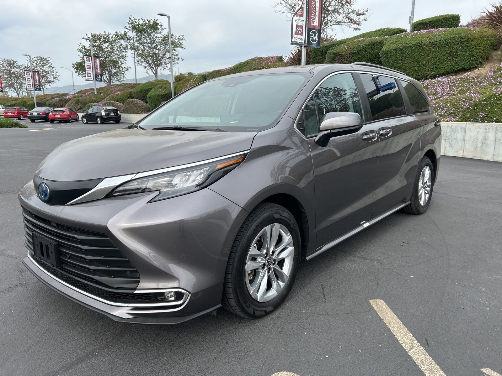 Used 2024 Toyota Sienna XLE w/ XLE Plus Package image 2