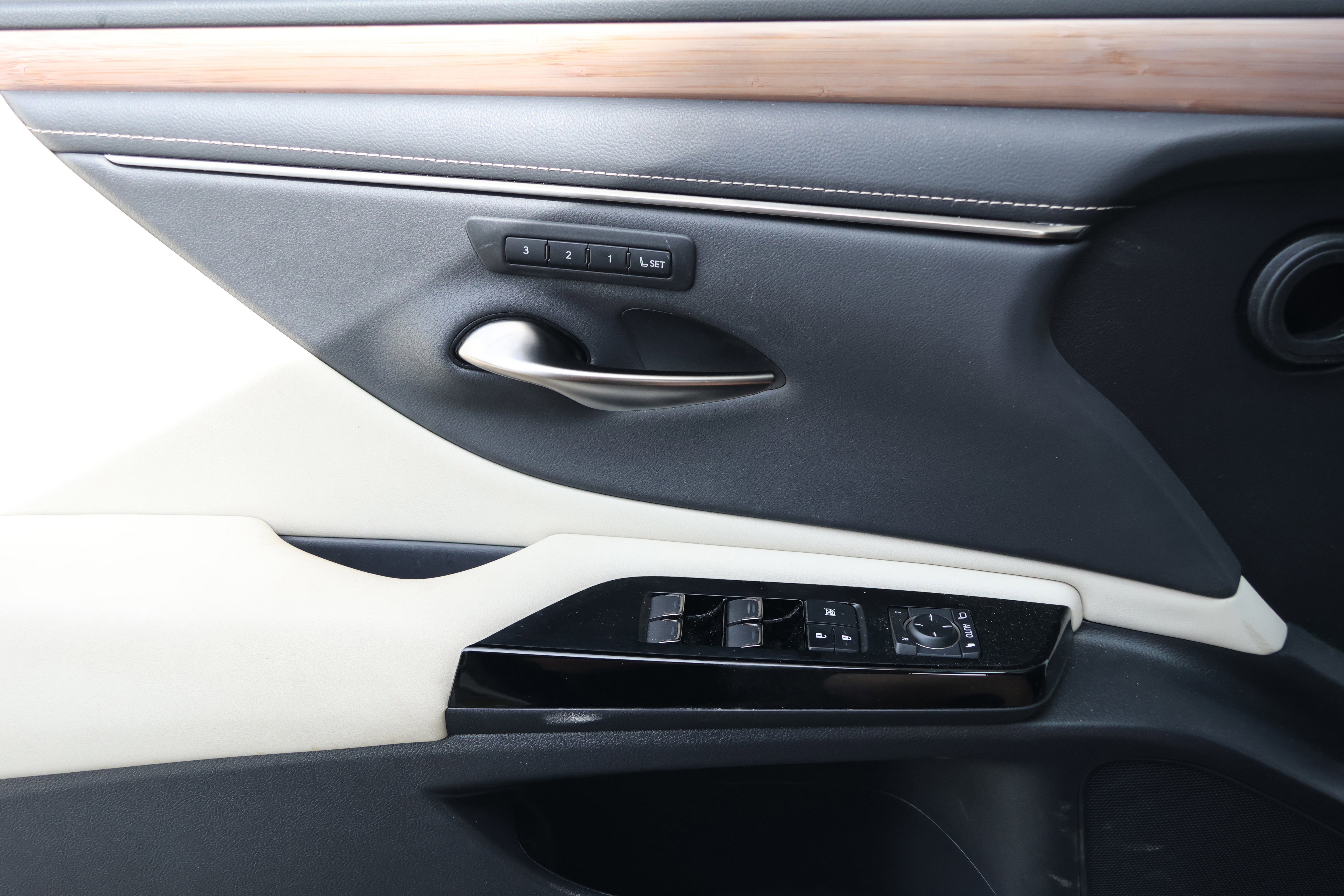 Used 2023 Lexus ES 350 w/ Premium Package image 12