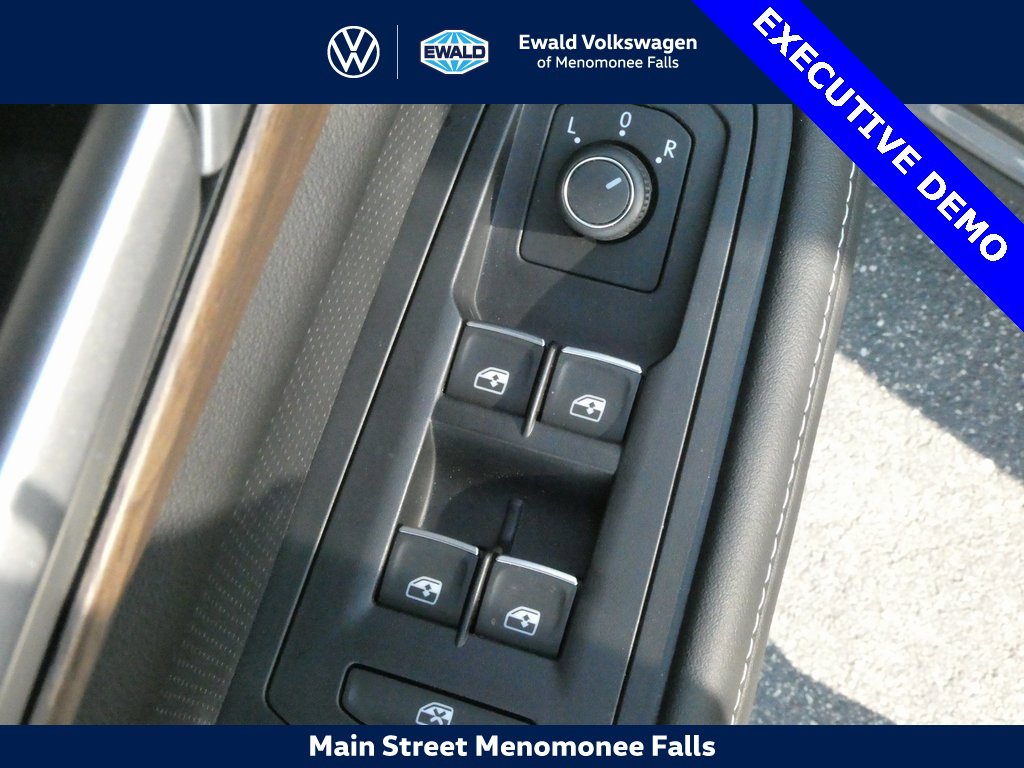 Certified 2025 Volkswagen Atlas SE image 30