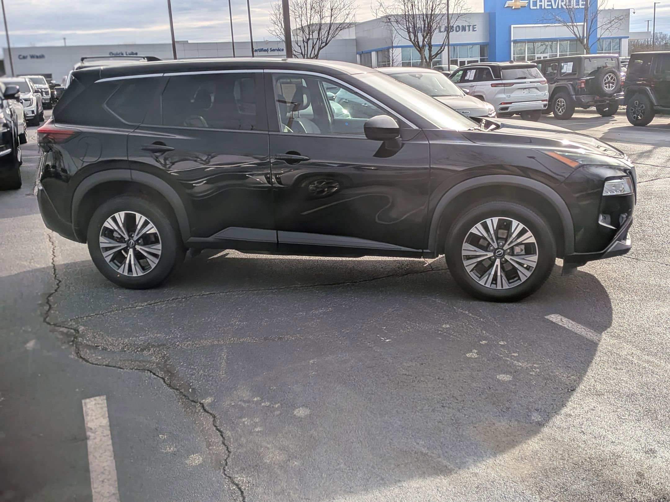 Used 2023 Nissan Rogue SV image 10