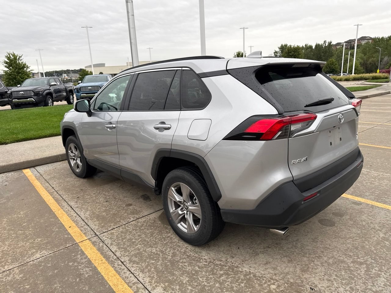Used 2025 Toyota RAV4 XLE AWD/4WD image 4