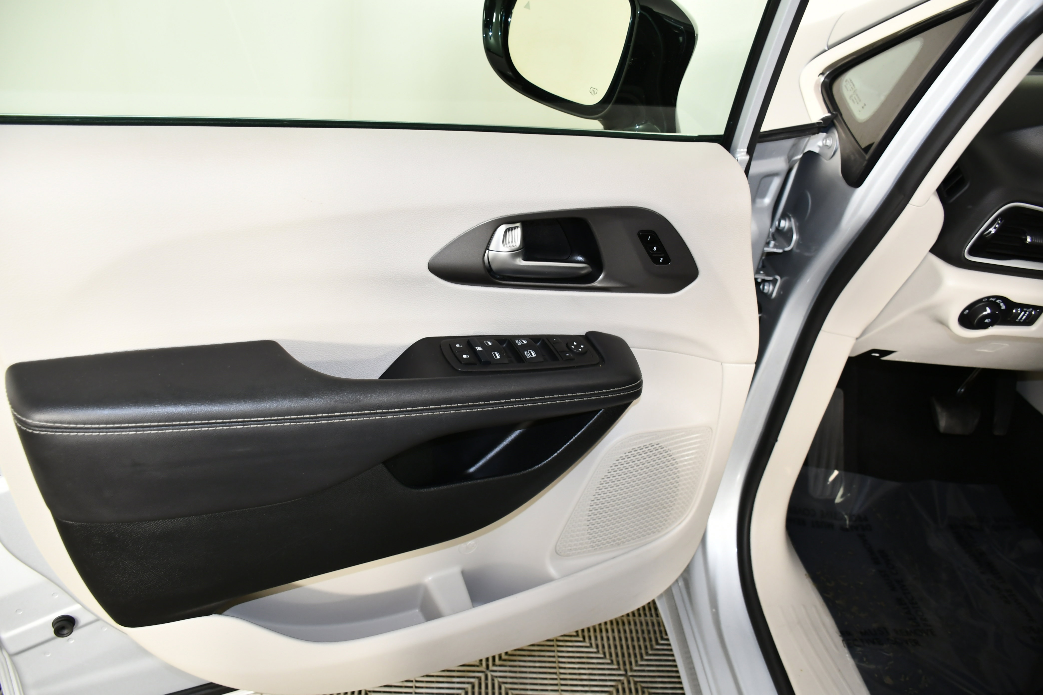Used 2024 Chrysler Pacifica Touring-L image 37