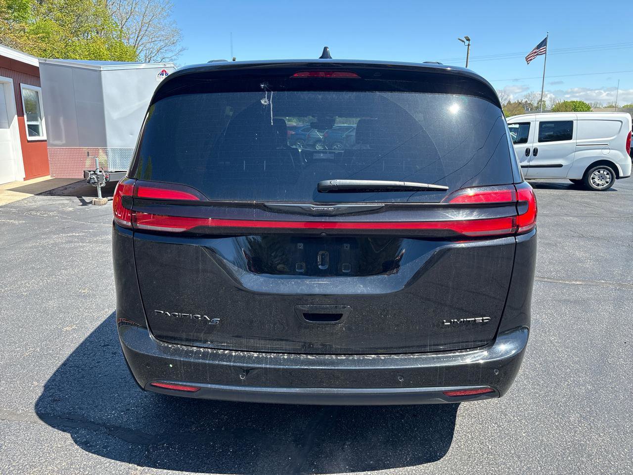 Used 2025 Chrysler Pacifica Limited FWD image 4