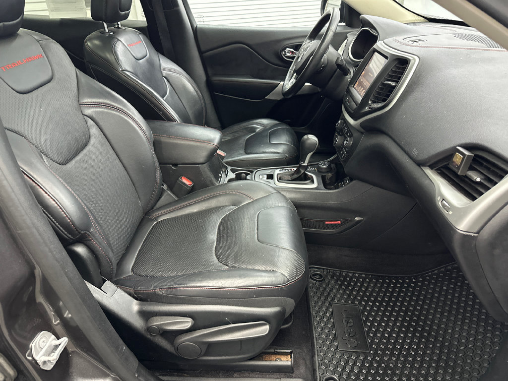 Used 2017 Jeep Cherokee Trailhawk AWD/4WD image 15