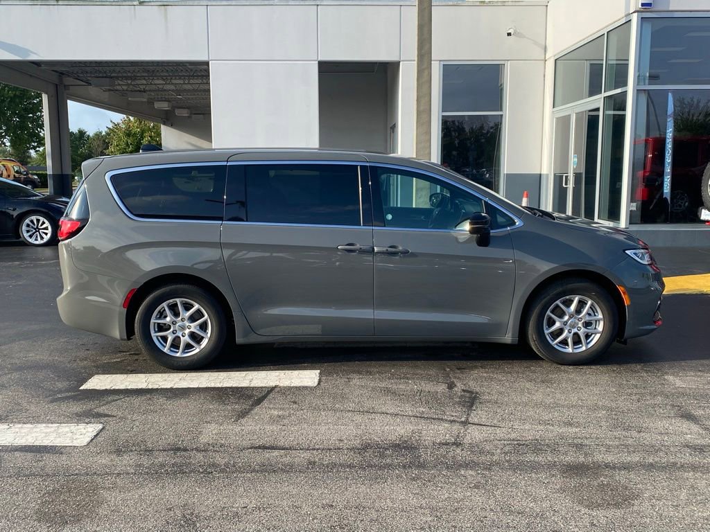 Used 2025 Chrysler Pacifica Select FWD image 11
