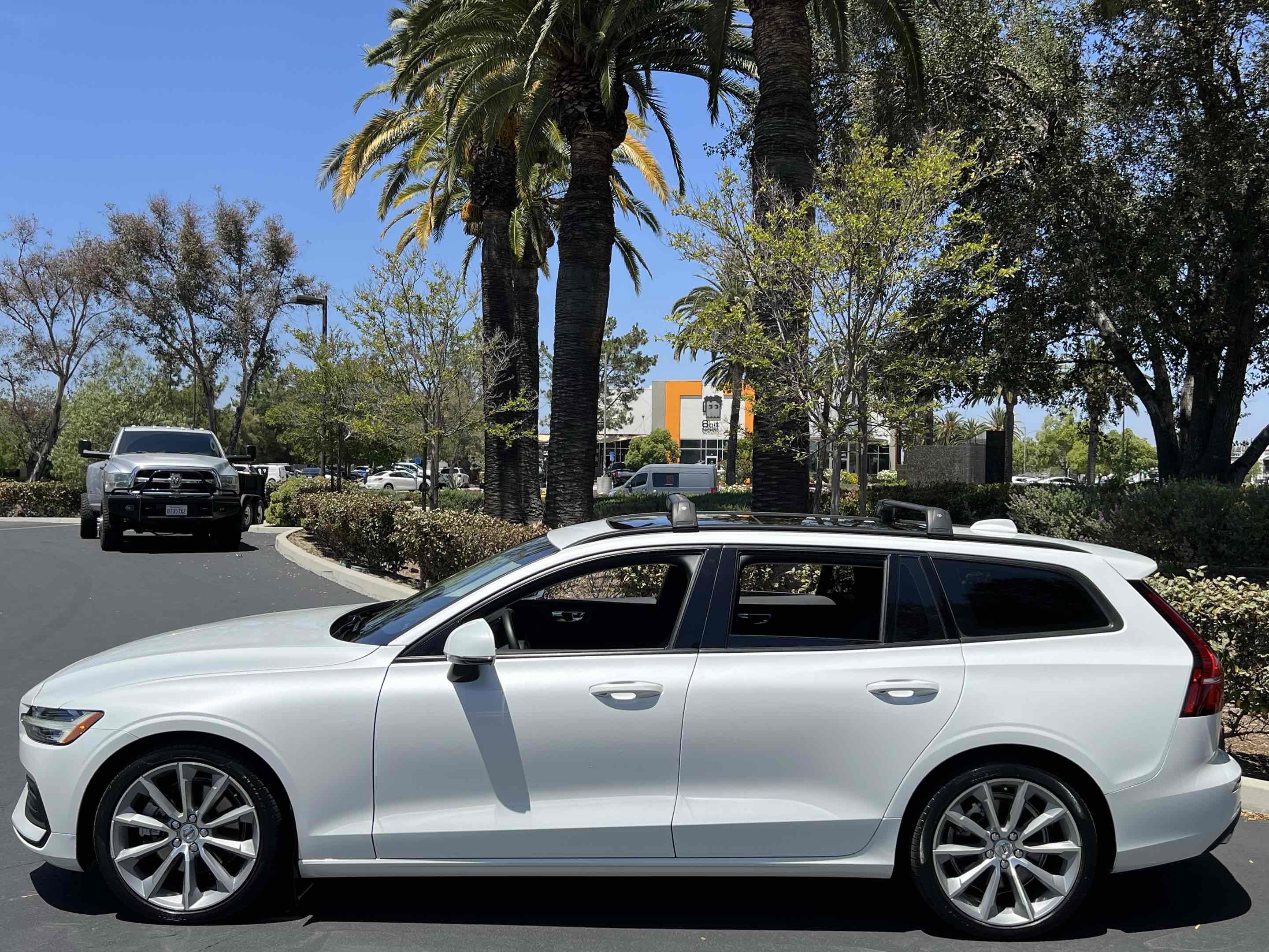 Used 2020 Volvo V60 T5 Momentum w/ Protection Package FWD image 17