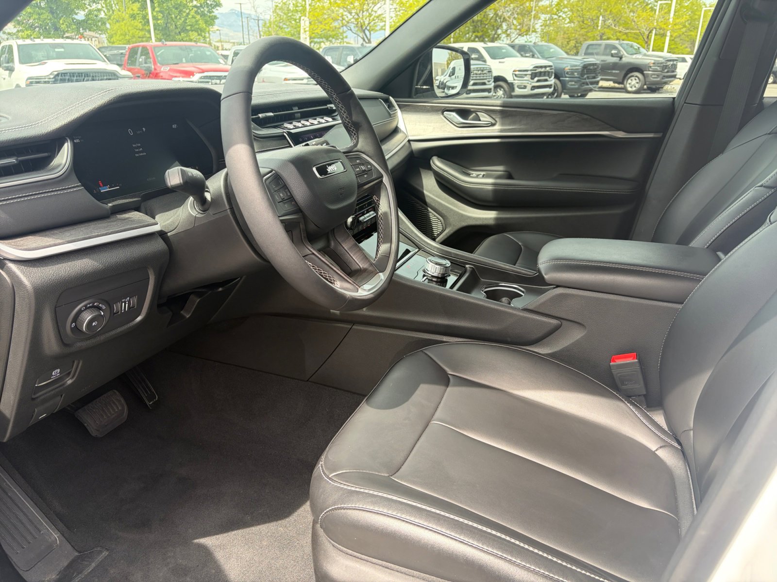 Used 2025 Jeep Grand Cherokee Limited w/ Trailer Tow Package image 12