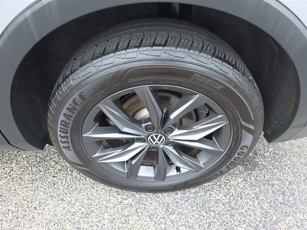 Used 2023 Volkswagen Tiguan SE w/ Panoramic Sunroof Package AWD/4WD image 28