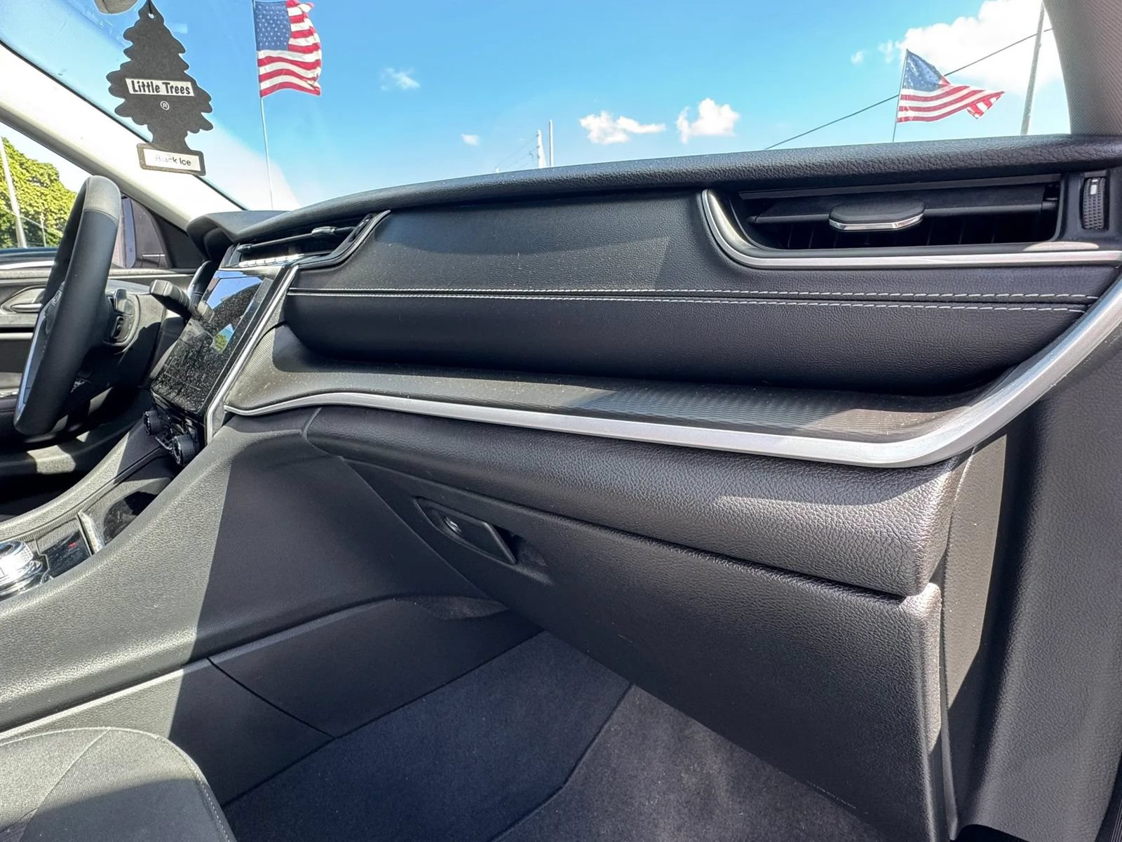 Used 2023 Jeep Grand Cherokee Laredo X RWD image 29