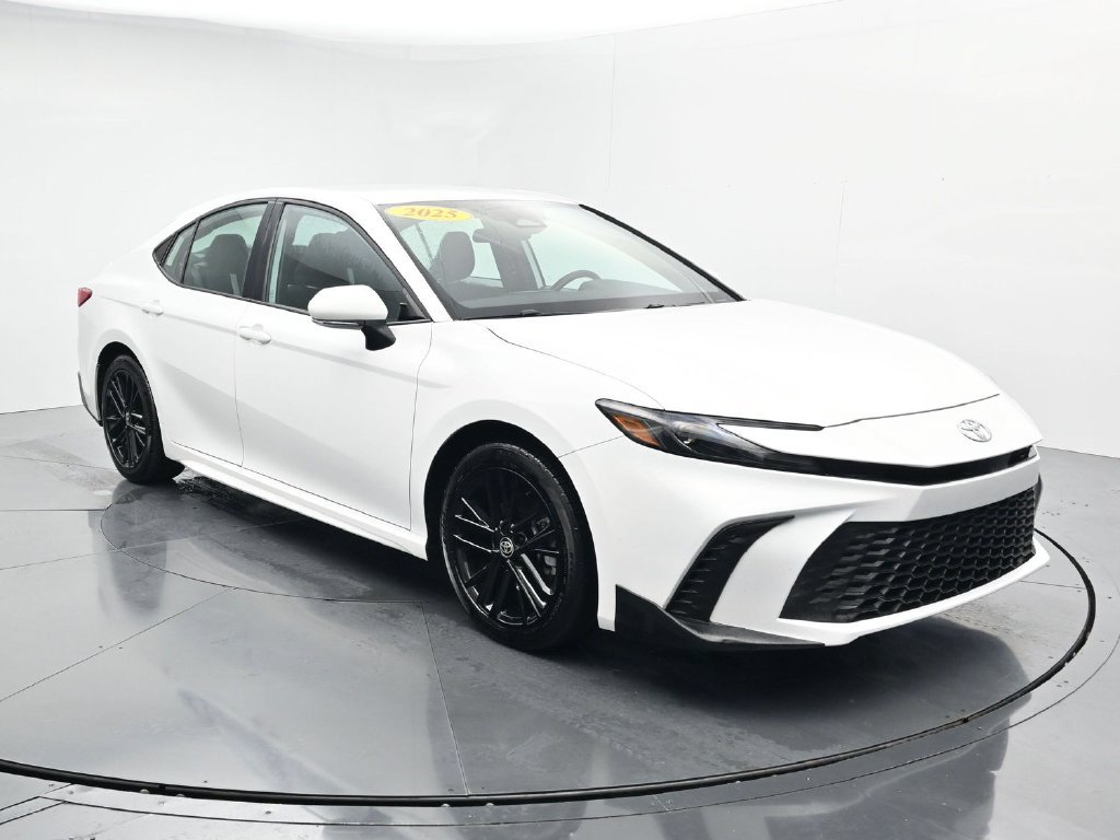 Used 2025 Toyota Camry SE AWD/4WD image 2