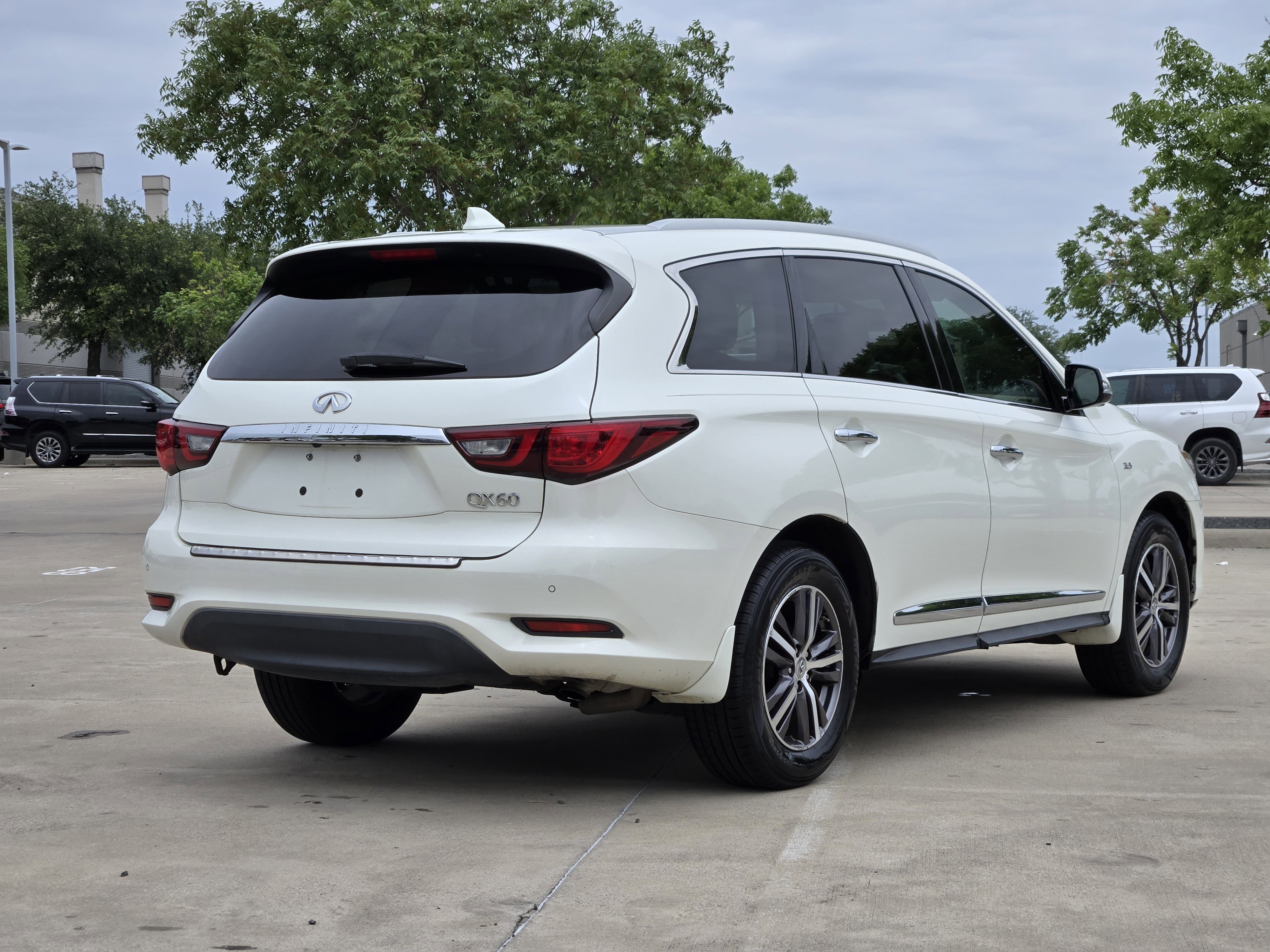 Used 2019 INFINITI QX60 Luxe w/ Essential Package FWD image 4