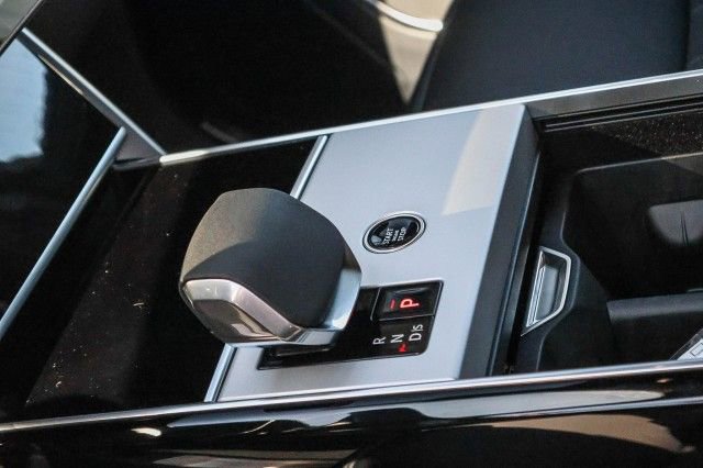 New 2025 Land Rover Range Rover Long Wheelbase SE image 18