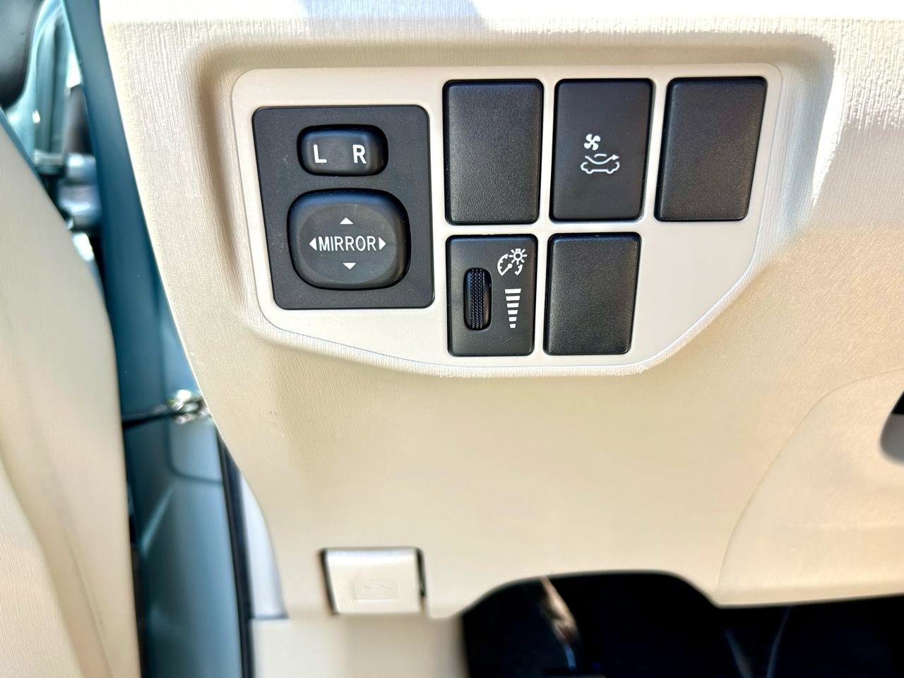 Used 2012 Toyota Prius Four w/ Deluxe Solar Roof Pkg FWD image 25