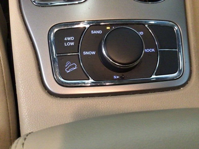 Used 2019 Jeep Grand Cherokee Laredo AWD/4WD image 22