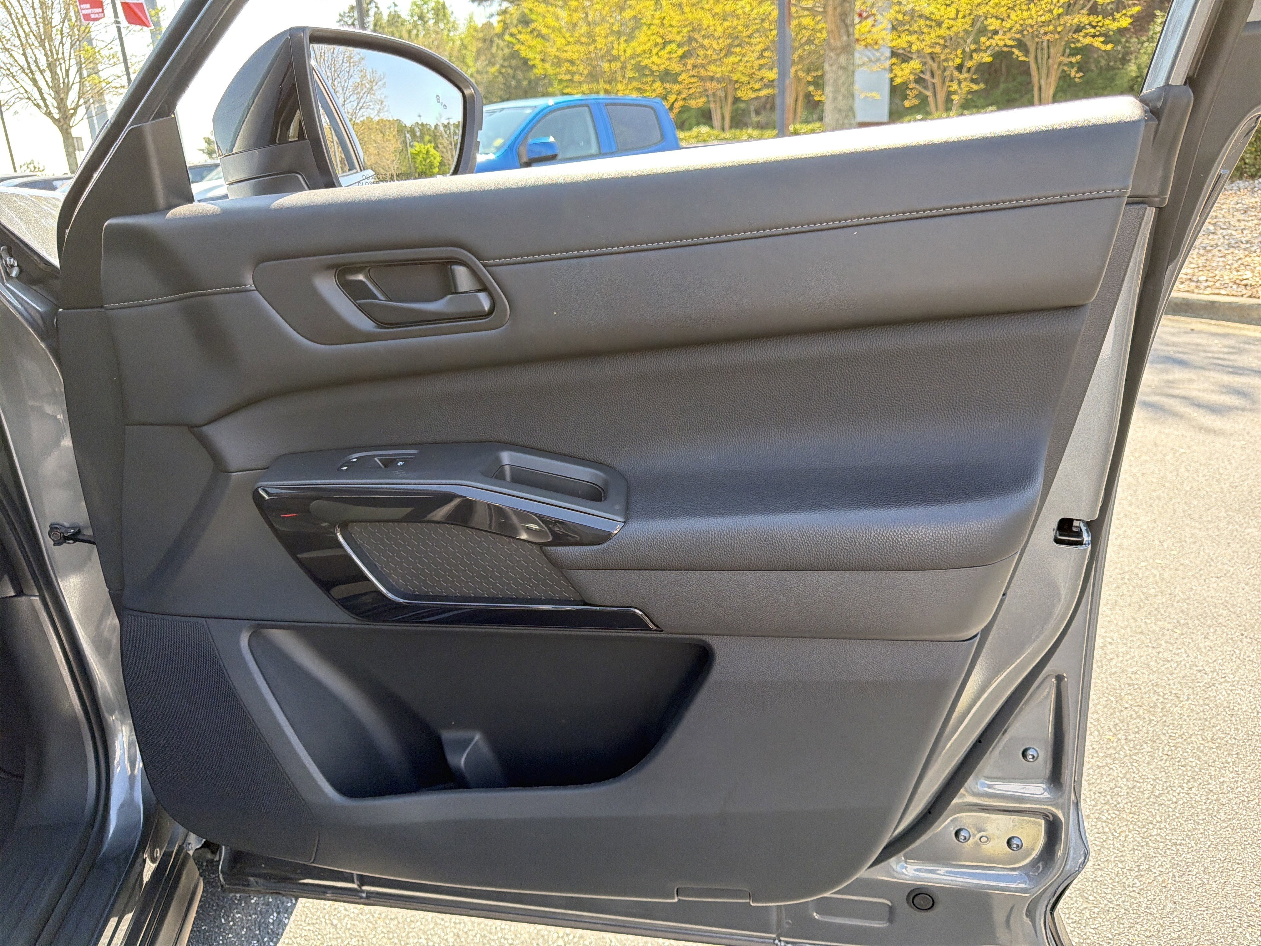 Used 2024 Nissan Pathfinder S AWD/4WD image 14