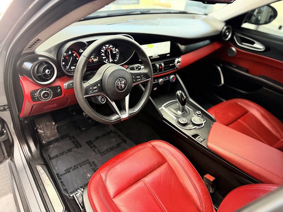 Used 2018 Alfa Romeo Giulia RWD image 4