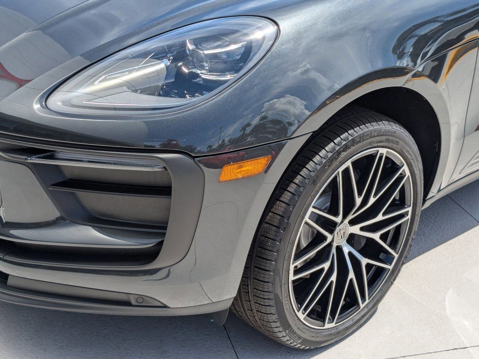 Certified 2025 Porsche Macan image 12