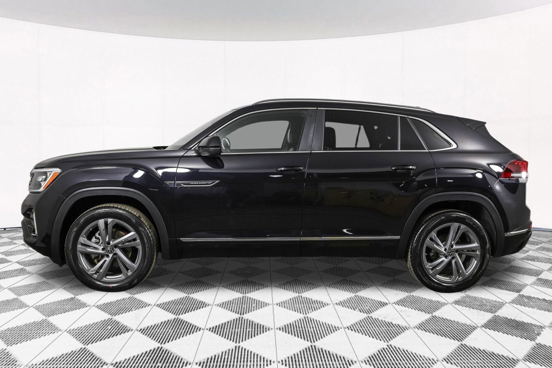 Used 2024 Volkswagen Atlas Cross Sport SEL R-Line image 19