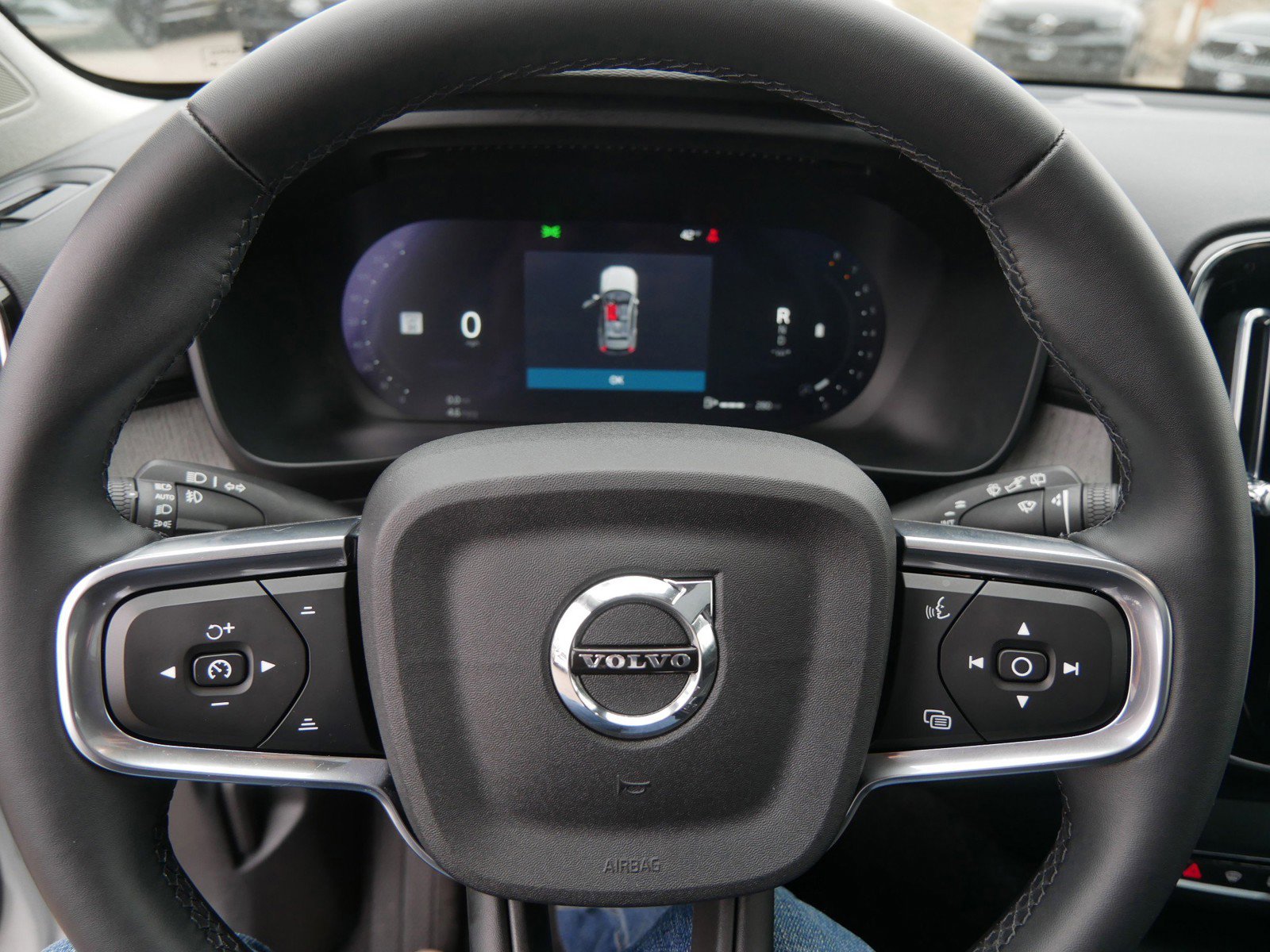 Used 2025 Volvo XC40 B5 Plus image 25