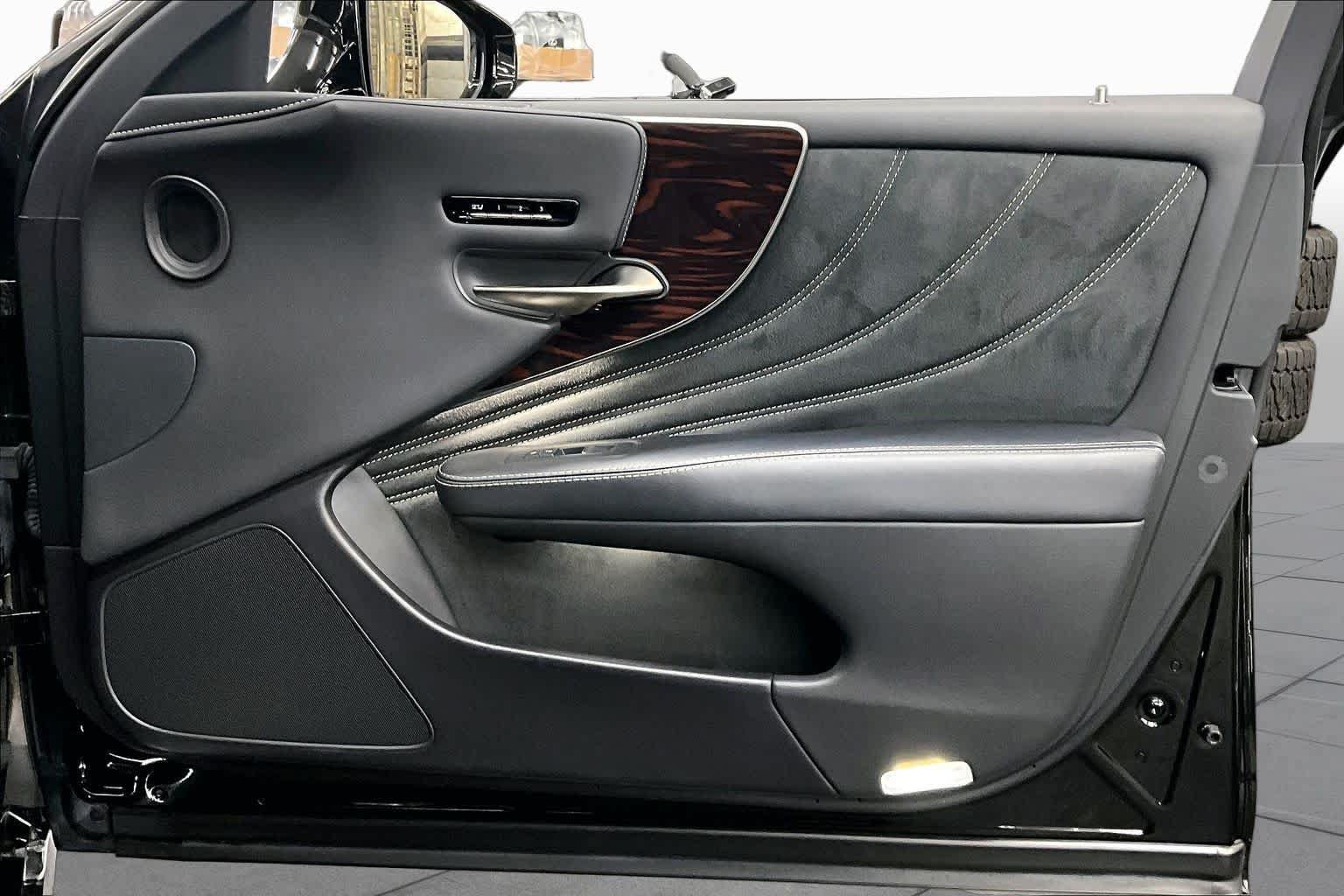 Used 2018 Lexus LS 500 w/ Luxury Package RWD image 22