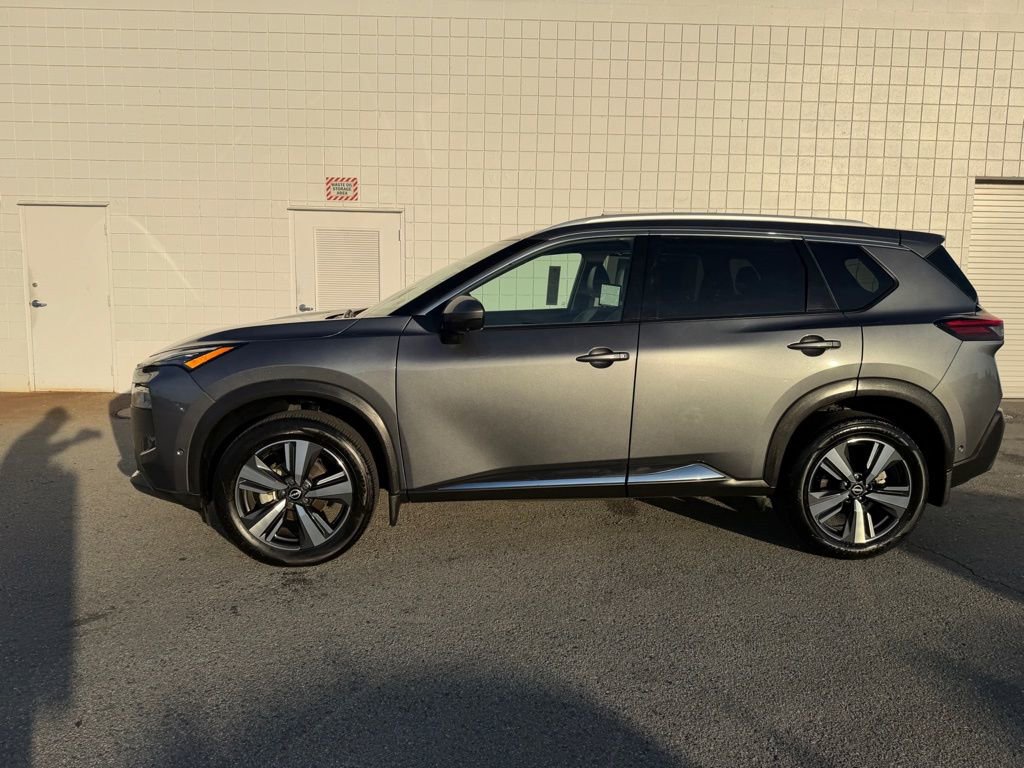 Used 2023 Nissan Rogue SL w/ SL Premium Package image 3