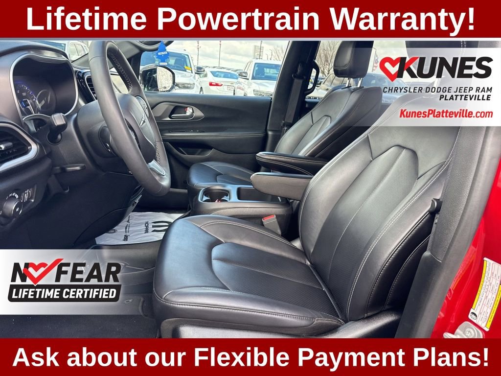 Used 2025 Chrysler Pacifica Select image 13