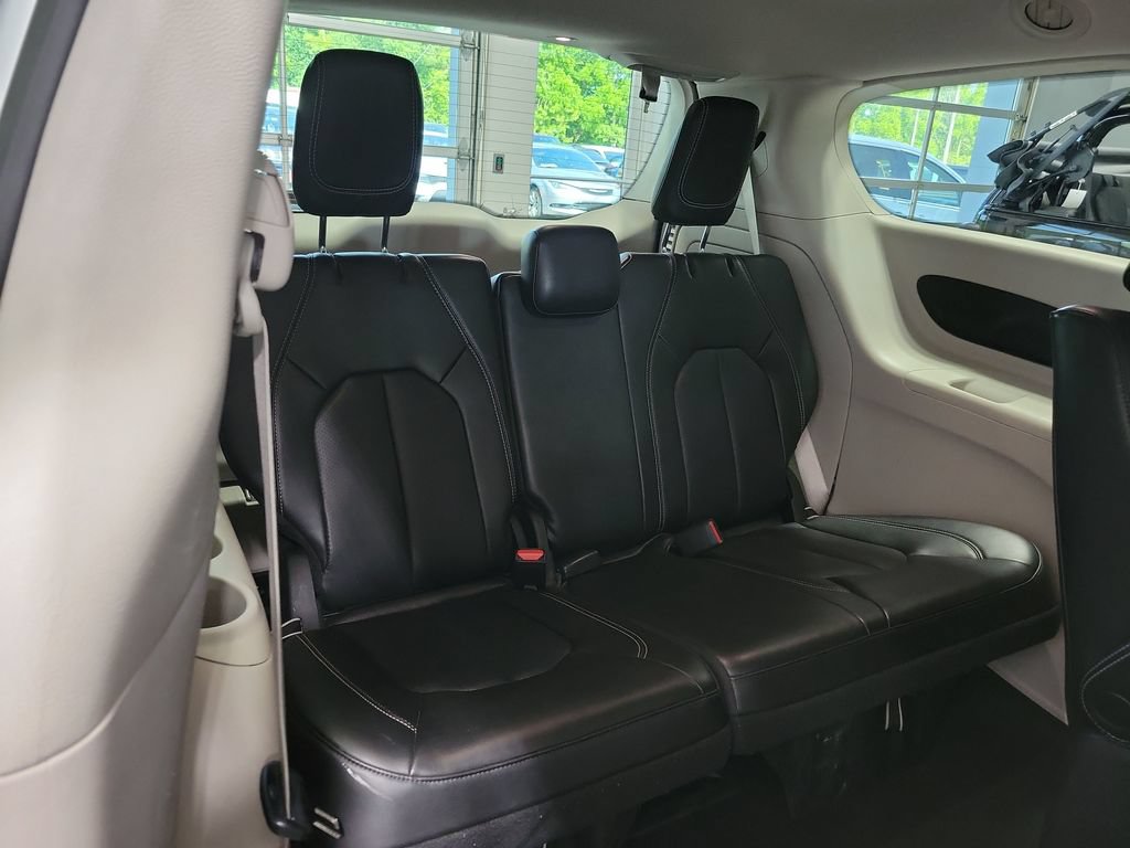 Used 2023 Chrysler Pacifica Touring-L FWD image 17