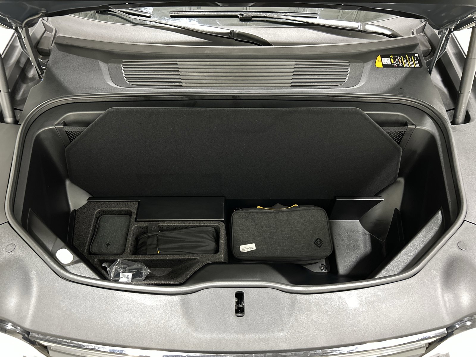 Used 2025 Rivian R1S Premium image 14