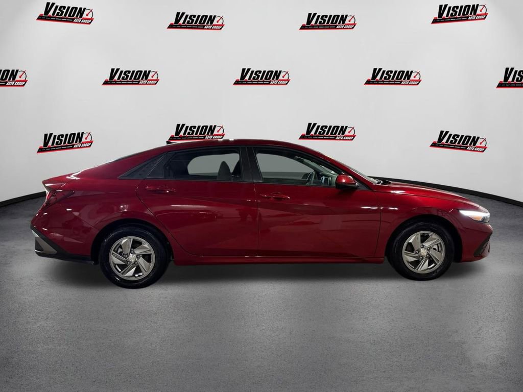 Certified 2025 Hyundai Elantra SE image 4