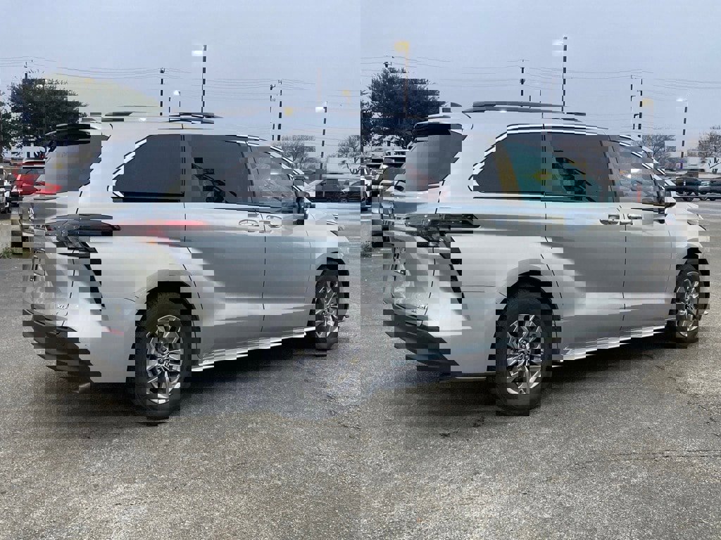 Certified 2023 Toyota Sienna XLE image 5