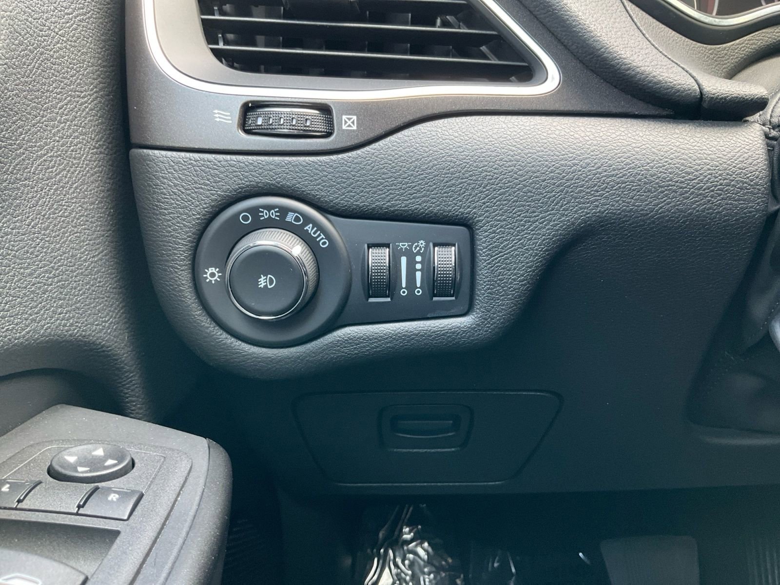 Used 2022 Jeep Cherokee Trailhawk AWD/4WD image 18
