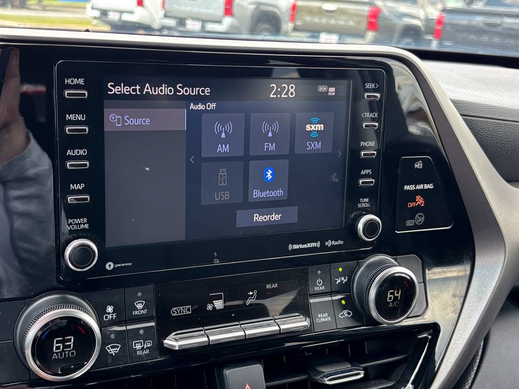Used 2021 Toyota Highlander LE AWD/4WD image 25