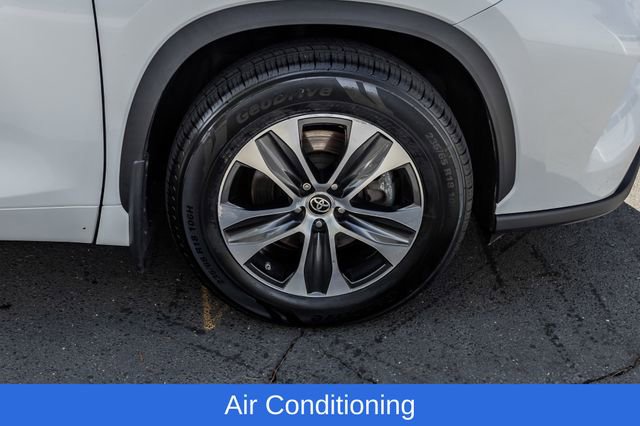 Used 2023 Toyota Highlander XLE AWD/4WD image 7